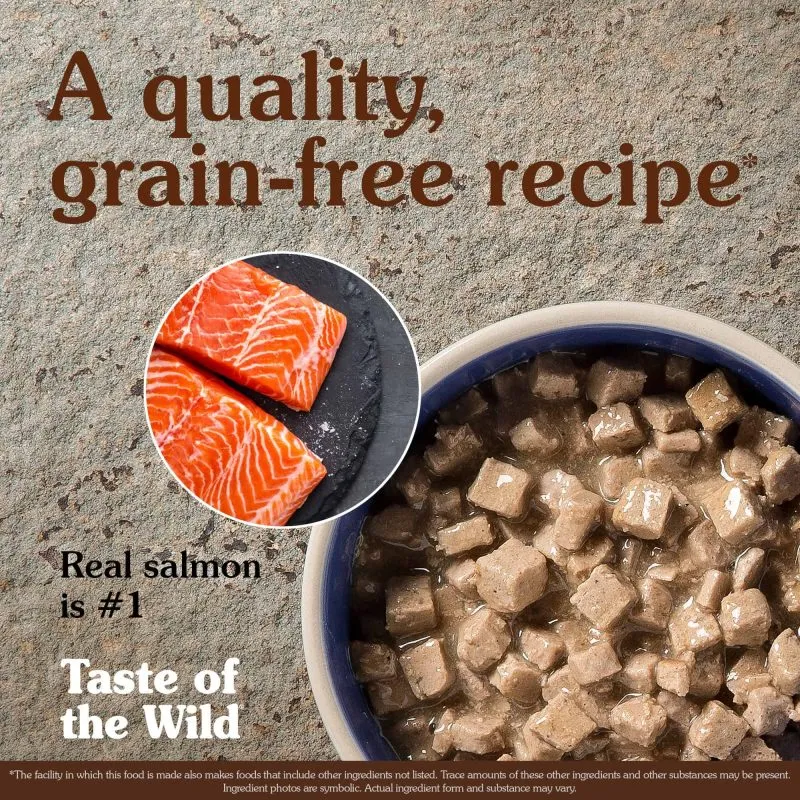 Receta de comida húmeda para gato sin cereales con cubos en salsa y salmón real como ingrediente principal.